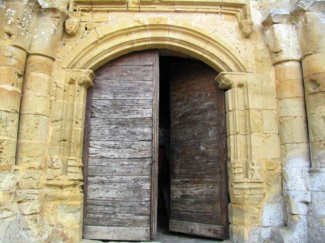 der schöne romanische Portal der Kirche St.Barthélémy