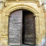 der schöne romanische Portal der Kirche St.Barthélémy