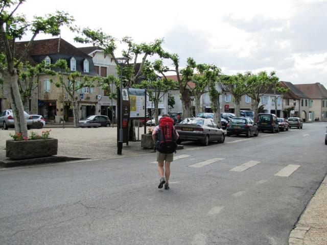 Mäusi überquert den schönen Dorfplatz von Arzacq-Arraziguet