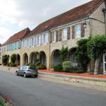 schmucke Arkadenhäuser säumen den Dorfplatz von Arzacq-Arraziguet