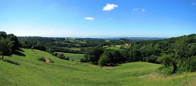 Breitbildfoto in das Béarn und die Pyrenäen im Hintergrund