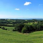 Breitbildfoto in das Béarn und die Pyrenäen im Hintergrund