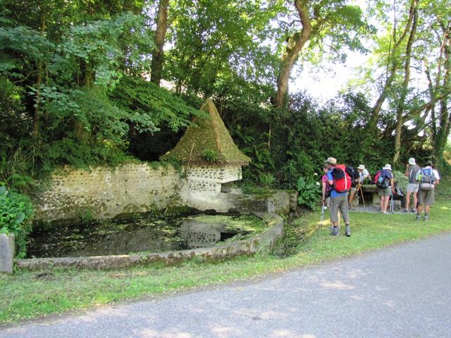 ein altes Waschhaus. Hier füllen viele Pilge die Wasserflaschen