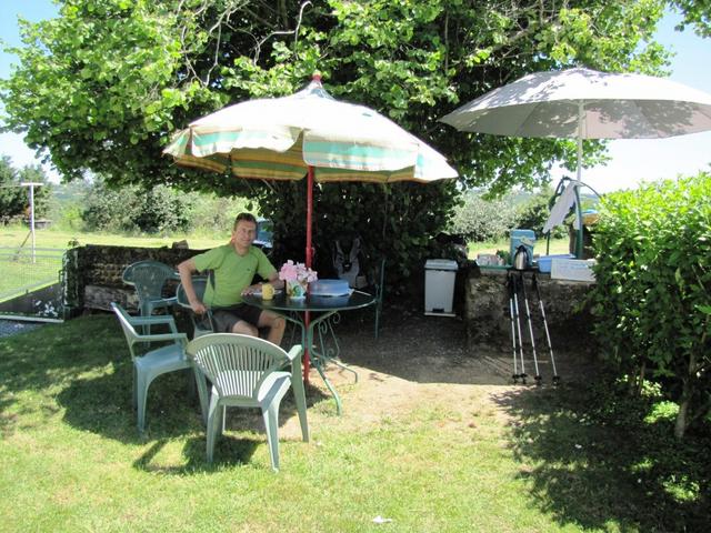 in Uzan in einem Garten, Raststätte für Pilger vorhanden. Hier ein Kaffee getrunken und ein Stück Kuchen gegessen