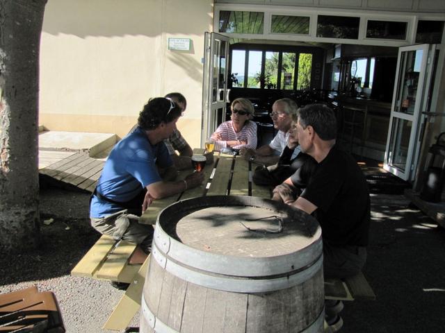 in Arthez-de-Béarn sitzen wir zu einem Apéro mit Elias und 4 andere Pilger aus Frankreich zusammen