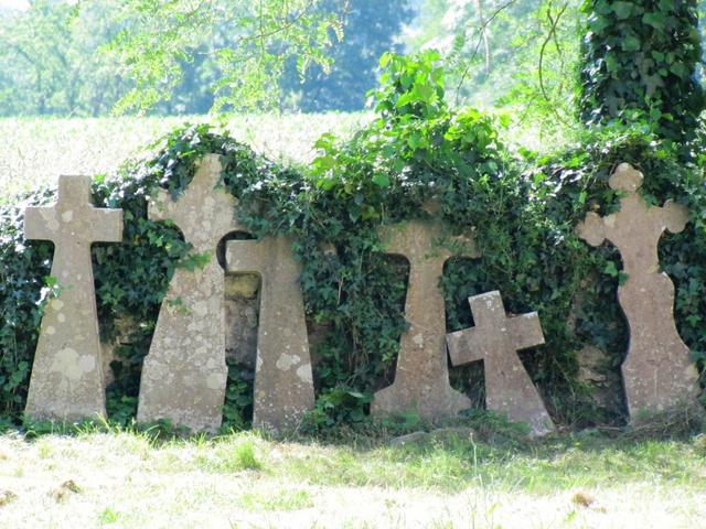 alte Steinkreuze an der Abtei Sauvelade