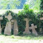 alte Steinkreuze an der Abtei Sauvelade