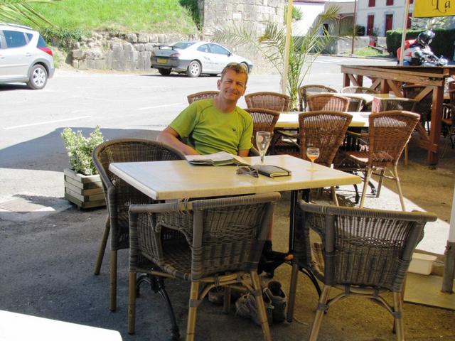 Franco gönnt sich ein Bierchen, bei dieser Hitze irgendwie verständlich