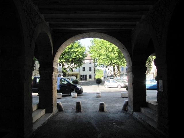 das Hotel Commerce befindet sich genau gegenüber der Porte St.Antoine, wo wir uns gerade befinden