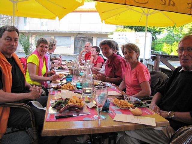 Nachtessen in der Taverne de St. Jacques mit Elias, Magali+François und Achille+Cathrine und noch 3 andere Pilger