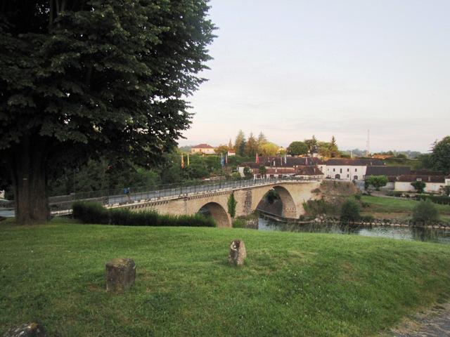 wir haben Navarrenx verlassen und laufen zu der Brücke die uns über den Gave d’Oloron führt