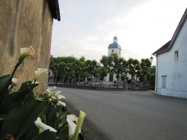 Dorfplatz mit Kirche bei Castetnau-Camblong