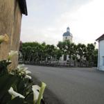 Dorfplatz mit Kirche bei Castetnau-Camblong