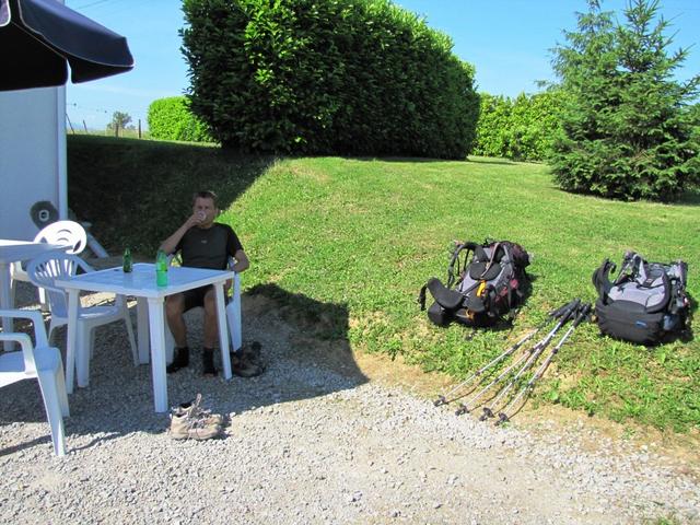 bei einer Pilgerraststätte geniesst Franco den Schatten und ein Bierchen