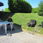 bei einer Pilgerraststätte geniesst Franco den Schatten und ein Bierchen