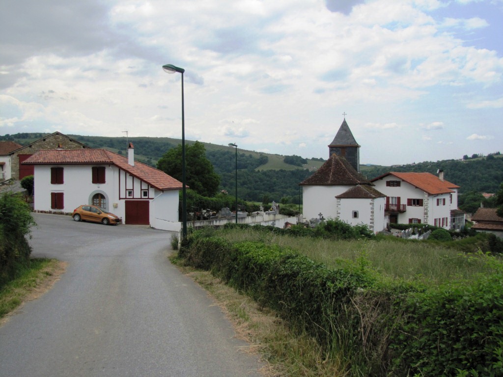 Larribar-Sorhapuru mit Kirche