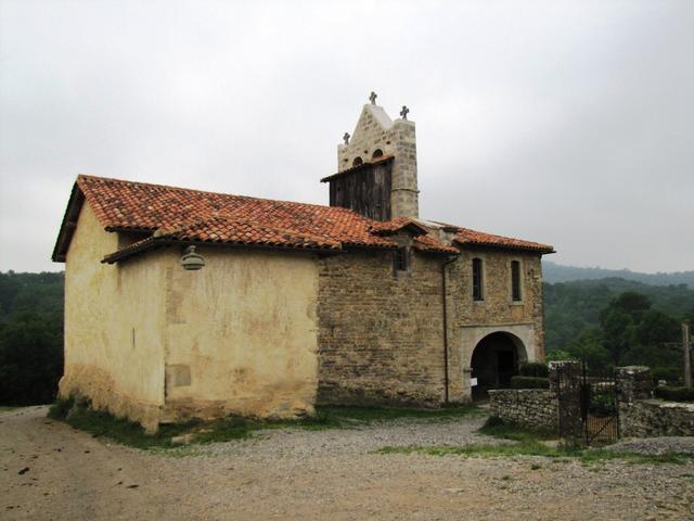 wir erreichen die schöne romanische Kapelle St.Nicolas aus dem 12.Jh. in Harambeltz