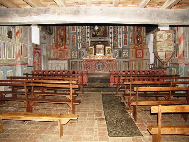 Altar und Kanzel, Gemälde und Holzstatuen sind schöne Beispiele für die Volkskunst vergangener Tage