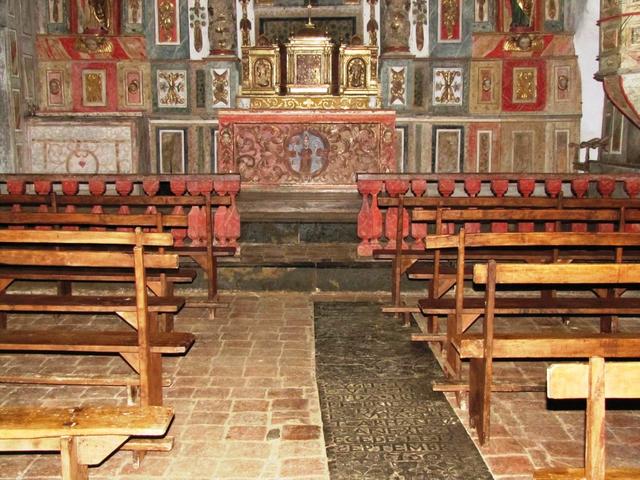 praktisch alles in der Kapelle besteht aus Holz. Schade das wir nicht eintreten können