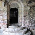 der schöne romanische Eingang der Kapelle