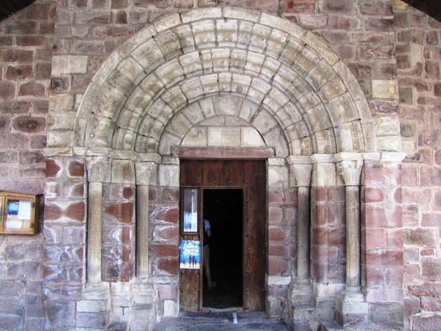 das schöne romanische Portal der Kirche St.Pierre aus dem 12.Jh.