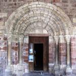 das schöne romanische Portal der Kirche St.Pierre aus dem 12.Jh.