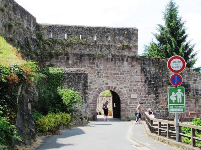 wir haben das Jakobstor in der Stadtmauer von Saint Jean Pied de Port erreicht