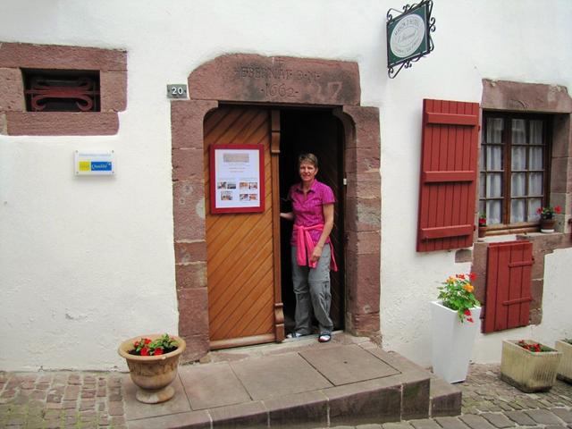 Mäusi beim Eingang der Chambre d'Hôtes "Maison Bernat"