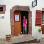 Mäusi beim Eingang der Chambre d'Hôtes "Maison Bernat"