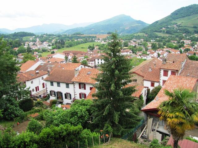 Blick von der Zitadelle aus, runter zur Altstadt von Saint Jean Pied de Port. Die meisten Häuser stammen aus dem 17. und 18.Jh.