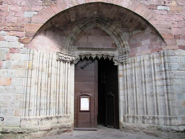 das Kirchenportal der gotischen Kirche Notre Dame du Pont