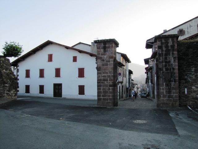 die Porte d'Espagne. Wir haben Saint Jean Pied de Port verlassen