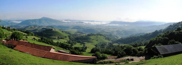 Breitbildfoto bei Huntto mit Blick Richtung Saint Jean Pied de Port