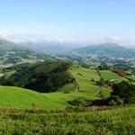 wunderschönes Breitbildfoto auf das französische Baskenland und Saint Jean Pied de Port