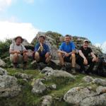 wie es sich gehört, isst Elias eine Banane