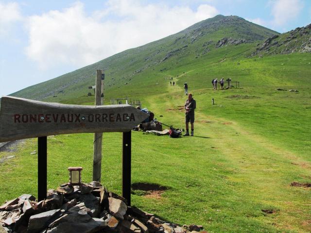 bei dem Croix Thibaut verlassen wir die Ashpaltstrasse und wandern rechts am Pic de Leizar Atheka vorbei