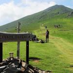 bei dem Croix Thibaut verlassen wir die Ashpaltstrasse und wandern rechts am Pic de Leizar Atheka vorbei