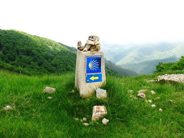 der Camino Francés so heisst der Jakobsweg in Spanien, wird mit einem gelben Pfeil und der Jakobsmuschel markiert