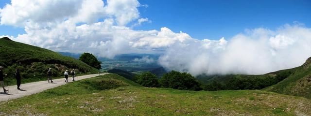 Breitbildfoto mit Blick Richtung Roncesvalles und Spanien