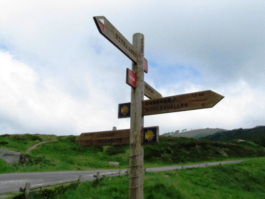 vom Ibañeta Pass "Puerto de Ibañeta" 1057 m.ü.M. geht es nun weiter nach Roncesvalles