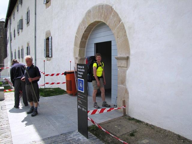 Mäusi beim Eingang der Klosteranlage von Roncesvalles