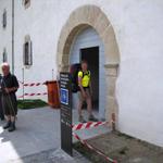 Mäusi beim Eingang der Klosteranlage von Roncesvalles