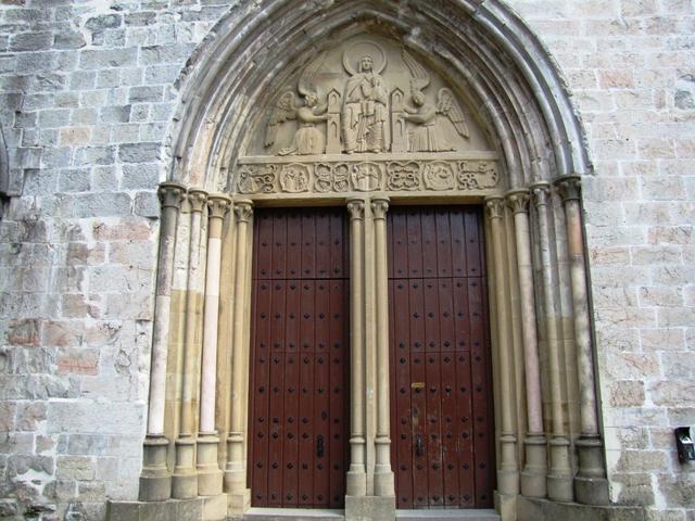 direkt gegenüber dem Hoteleingang ist der Eingang zur gotischen Abteikirche Colegiata de Santa Maria aus dem 13.Jh.