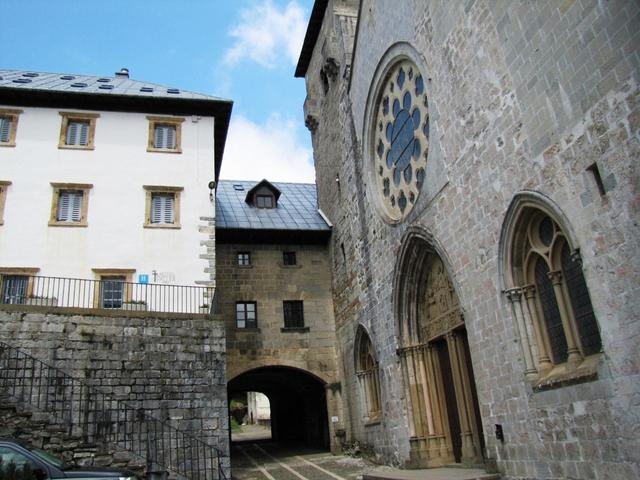 links das Hotel "Roncesvalles", rechts die Abteikirche von Roncesvalles