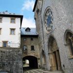 links das Hotel "Roncesvalles", rechts die Abteikirche von Roncesvalles