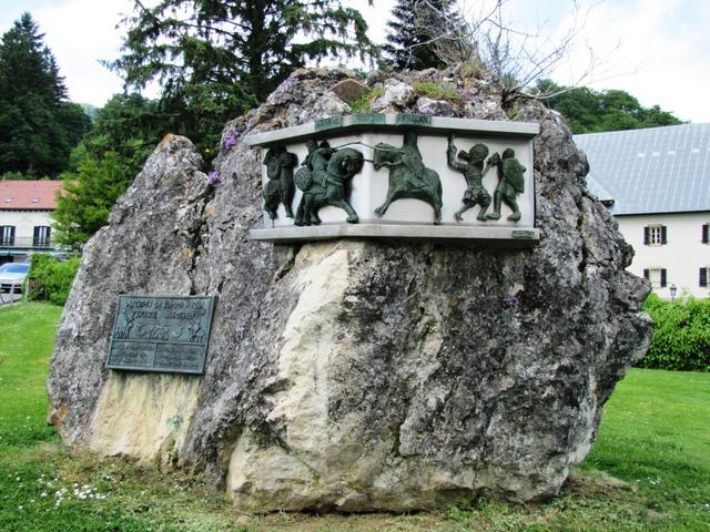 das Rolanddenkmal vor dem Eingang des Klosters