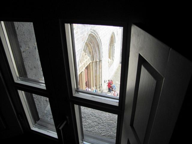 Blick vom Hotelzimmer zum Eingang der Abteikirche