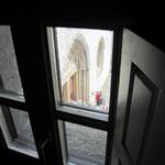 Blick vom Hotelzimmer zum Eingang der Abteikirche