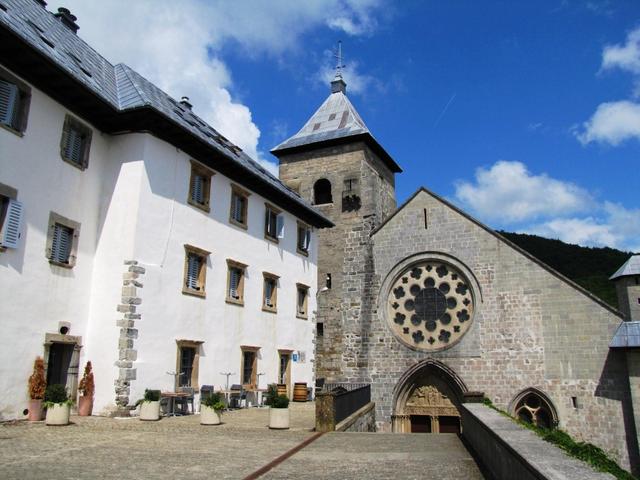 Vorplatz vor dem Hotel "Roncesvalles"  und die gotische Abteikirche Colegiata de Santa Maria aus dem 13.Jh.