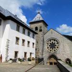 Vorplatz vor dem Hotel "Roncesvalles"  und die gotische Abteikirche Colegiata de Santa Maria aus dem 13.Jh.